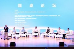 <b>并举办十年成长演讲会</b>